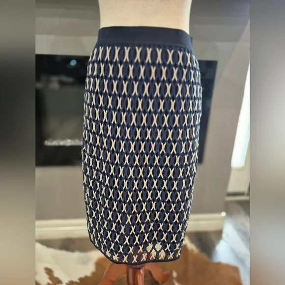 TORY BURCH Skirt Size 4, Elegant Navy and White Patterned Skirt - Picture 5 of 7